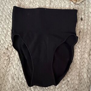 Skims black mid waist seamless sculpt briefs size s/m